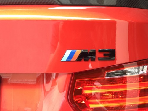 Oryginalny emblemat BMW M3 karbon.jpg